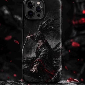 Könnte beinhalten: Eine schwarze Smartphone-Hülle mit einer detaillierten Illustration eines dunkelhaarigen Kriegers in einem schwarzen Gewand mit roten Akzenten, der ein Katana-Schwert hält. Das Design zeigt fließendes Haar, eine dynamische Pose und rote Blütenblätter.