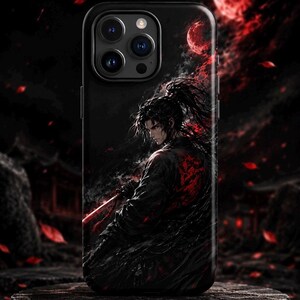 Könnte beinhalten: Eine schwarze Smartphone-Hülle mit einer grafischen Illustration eines dunkelhaarigen Kriegers in fließenden schwarzen Gewändern, der ein leuchtend rotes Schwert hält. Der Hintergrund zeigt eine dunkle Szene mit einem roten Mond und Blütenblättern.
