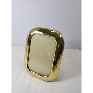 Vintage gouden metalen fotolijst afgeronde rechthoek bordeauxrode fluwelen achterkant 4,5 x 6,25 inch