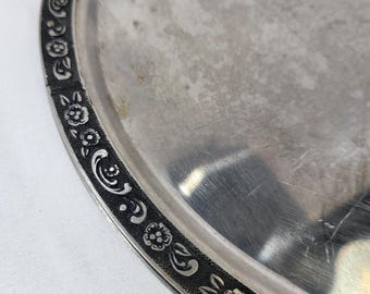 Set van 2 vintage Oneida Custom Mediterranea 18/8 ronde dienbladen van roestvrij staal, paar MCM zilveren schalen met zwartgeblakerde bloemenrand