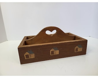 Vintage primitieve houten caddy met hartvormig handvat, geschikt voor een zoutkistvormig huis of een landelijke boerderij.
