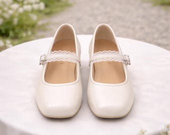Sapatos Mary Jane de cetim com tira de renda e bico quadrado, estilo vintage, perfeitos para noivas.
