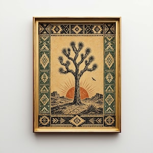 Könnte beinhalten: Gerahmter Kunstdruck mit einer Wüstenlandschaft mit einem Joshua-Baum vor einer untergehenden Sonne. Das Kunstwerk hat einen goldenen Rahmen und einen dekorativen Rand mit geometrischen Mustern in Schwarz und Grün. Ein kleiner Vogel fliegt am Himmel.