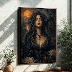 Op de afbeelding: Een ingelijste kunstdruk met een vrouw met lang, donker, krullend haar en een zwarte jurk. Het kunstwerk heeft een donkere, gotische esthetiek, met een volle maan op de achtergrond en witte bloemen op de voorgrond. De lijst is bruin.