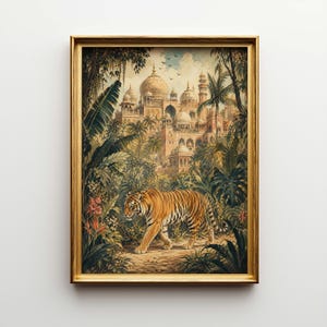 Könnte beinhalten: Gerahmter Kunstdruck, der einen Tiger zeigt, der durch einen üppigen Dschungel auf einen Palast zugeht. Das Kunstwerk hat einen goldenen Rahmen und eine detaillierte Illustration mit leuchtenden Farben, die die orangefarbenen und schwarzen Streifen des Tigers und die Architektur des Palastes zeigt.