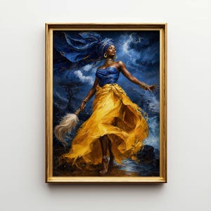 Può includere: Dipinto incorniciato di una donna con gonna gialla fluida e top blu, ornata da gioielli dorati e un turbante blu. Tiene in mano un ventaglio di piume bianche, su uno sfondo blu scuro tempestoso. L'opera è in una cornice dorata.