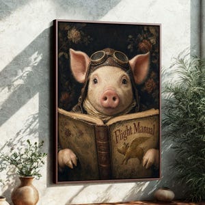 Può includere: Opera d'arte incorniciata raffigurante un maiale con un casco e occhiali da aviatore vintage, intento a leggere un libro intitolato "Flight Manual". Il maiale è raffigurato in uno stile dettagliato e stravagante, con uno sfondo scuro e accenti floreali.