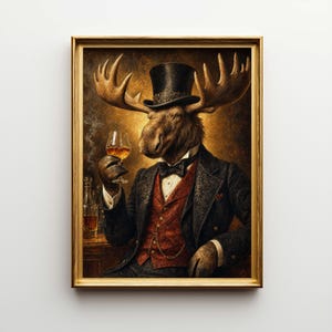 Puede incluir: Una obra de arte enmarcada representa un alce con vestimenta formal, incluyendo sombrero de copa y esmoquin. Sostiene una copa de líquido ámbar. El fondo es oscuro y texturizado, con un chaleco rojo y un marco dorado. La obra evoca sofisticación.