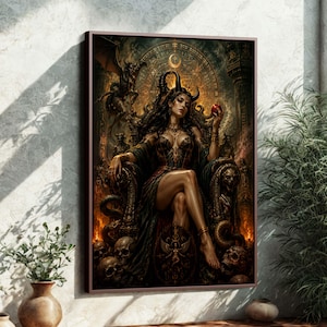 Op de afbeelding: Een ingelijst kunstwerk toont een vrouw met hoorns op een troon, die een rode appel vasthoudt. Het kunstwerk gebruikt een donker kleurenpalet met schedels, slangen en een demonische figuur. De vrouw draagt een zwarte jurk en gouden sieraden.