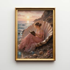 Op de afbeelding: Een ingelijst kunstwerk toont een vrouw in een roze jurk die een boek leest, zittend in een grote schelp. De scène speelt zich af op een strand met een zonsondergang boven de zee. De lijst is goudkleurig.