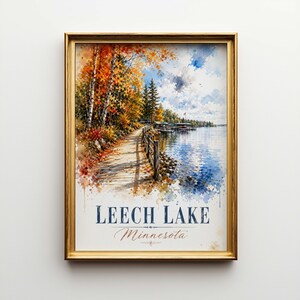 Könnte beinhalten: Ein gerahmter Aquarelldruck von Leech Lake, Minnesota, mit einem Holzsteg am Wasser. Das Kunstwerk zeigt lebendiges Herbstlaub in Orange- und Gelbtönen, mit blauem Himmel und Wasser.