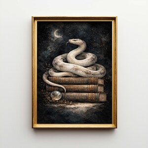 Puede incluir: Impresión enmarcada que presenta una serpiente blanca enroscada sobre una pila de libros antiguos. Los libros se titulan "Spells & Poisons", "Astronomia" y "Occult Secrets". Una bola de cristal y una luna creciente también son visibles en el fondo oscuro y celestial.
