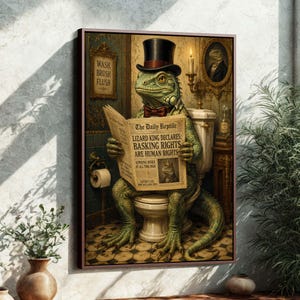 Pode incluir: Obra de arte emoldurada retrata um lagarto de cartola e gravata borboleta lendo um jornal intitulado "The Daily Reptile". A manchete do jornal diz "Lizard King Declares: Basking Rights Are Human Rights". A obra está ambientada em um banheiro vintage.