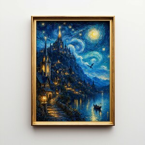 Può includere: Una stampa artistica incorniciata raffigurante un paesaggio notturno con un castello su una collina, un lago e un cielo stellato. L'opera d'arte presenta una cornice dorata e una vibrante tavolozza di colori blu, gialli e arancioni. Una barca galleggia sull'acqua.