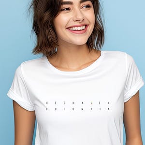 T-shirt med minimalistiskt prickmönster | Vit casual t-shirt