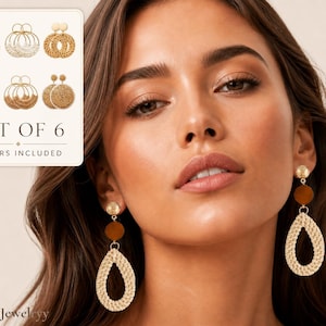 Puede incluir: Una mujer lleva pendientes dorados con detalles marrones y un diseño de lágrima tejido. La imagen también muestra un conjunto de seis pares de pendientes con varias formas y texturas. El texto dice "SET OF 6, 6 PAIRS INCLUDED."
