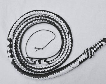 Handgefertigte geflochtene Leder-Flogger-Peitsche - Langlebiges mehrsträngiges Design mit ergonomischem Griff für erstklassige Kontrolle und Stil