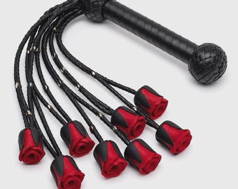 Schwarze geflochtene Leder Rose Flogger mit Rot Rose Tips Premium Design Flogger