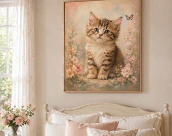 Op de afbeelding: Een rechthoekige wandkunstprint met een pluizig bruin gestreept kitten dat tussen zachte roze en blauwe bloemen zit, met een kleine vlinder erboven. Het kunstwerk is ingelijst in een licht houten frame en heeft een pastelkleurige uitstraling.