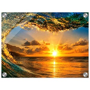 Peut inclure: Une plaque murale rectangulaire en acrylique présentant une photographie haute résolution d'une grande vague océanique déferlante au coucher du soleil. La scène capture la lumière dorée se reflétant sur l'eau avec quatre fixations argentées.