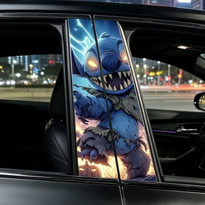 Peut inclure: Autocollants de fenêtre de voiture représentant un personnage de dessin animé bleu avec de grandes dents et des yeux jaunes brillants. Le personnage est placé sur un fond d'éclairs et d'une scène enflammée. Les autocollants sont installés sur une voiture noire.