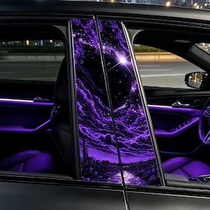 Könnte beinhalten: Türsäulenverkleidungen für Autos mit einem lebendigen lila Galaxiedesign, einem hellen Stern und einer Stadtsilhouette. Die Verkleidungen sind an einem schwarzen Auto angebracht, mit sichtbarer lila Innenbeleuchtung.