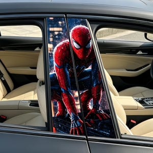 Puede incluir: Calcomanías para pilares de ventana de coche con Spider-Man en una pose dinámica, con un fondo de paisaje urbano. Las calcomanías son rojas y azules, con un interior de coche negro y asientos beige.
