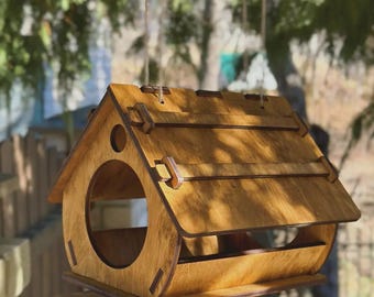 Holz-Vogelfutterhaus zum Aufhängen – Farbe Eiche – 24 × 15,5 × 18,5 cm