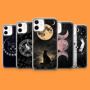 Könnte beinhalten: Eine Sammlung von fünf Handyhüllen mit mystischen Designs. Die Hüllen zeigen Bilder einer schwarzen Katze, eines Vollmonds, Halbmonden und Himmelsymbolen. Die Farbpalette umfasst Schwarz, Weiß und Schattierungen von Rosa und Gelb.