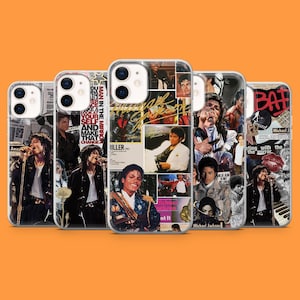 Puede incluir: Cinco fundas de teléfono transparentes adornadas con collages de imágenes de Michael Jackson. Los diseños incluyen portadas de álbumes y fotos del artista. Las fundas están sobre un fondo naranja.
