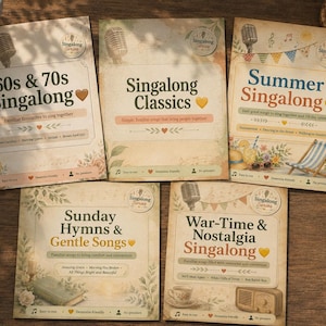 Könnte beinhalten: Fünf Buchcover im Vintage-Stil aus der "Singalong Series" werden auf einer Holzoberfläche gezeigt. Zu den Titeln gehören "60s & 70s Singalong", "Singalong Classics", "Summer Singalong", "Sunday Hymns & Gentle Songs" und "War-Time & Nostalgia Singalong".