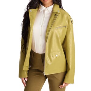 Könnte beinhalten: Eine chartreusefarbene Kunstlederjacke mit Reverskragen, silberfarbenem Frontreißverschluss, einer diagonalen Reißverschlusstasche auf der Brust und einer kleinen Pattentasche mit silbernem Druckknopf. Über einem weißen Hemd getragen.