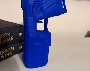 Taser 10 czerwony człowiek