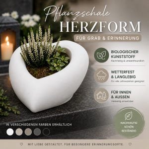 Puede incluir: Una maceta blanca en forma de corazón llena de vegetación y pequeñas flores blancas. La maceta está hecha de un material duradero y es adecuada para uso en interiores y exteriores. El texto en la imagen dice "HERZFORM" y "FÜR GRAB & ERINNERUNG".