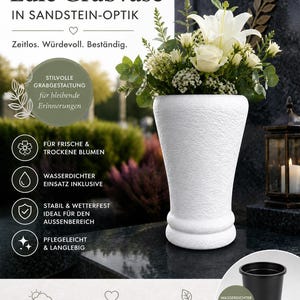 Könnte beinhalten: Weiße, strukturierte Vase mit einem Strauß weißer Blumen. Die Vase hat einen breiten Sockel und eine ausgestellte Oberseite. Der Text auf dem Bild lautet "Edle Grabvase" und "IN SANDSTEIN-OPTIK". Ein schwarzer Kunststoffeinsatz ist enthalten.