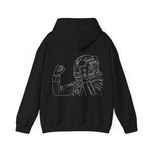 Może przedstawiać: Czarna bluza z kapturem z białym rysunkiem liniowym kierowcy wyścigowego w kasku, unoszącego pięść w geście zwycięstwa. Bluza z kapturem ma kaptur i długie rękawy. Projekt zawiera tekst na kasku.