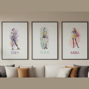 Puede incluir: Tres impresiones artísticas enmarcadas con ilustraciones en acuarela de figuras femeninas estilizadas. Cada impresión tiene un nombre de personaje diferente: Zoey, Rumi y Mira. Las figuras están representadas con varios atuendos y fondos coloridos.