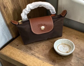 Longchamp Braun Mini Crossbody Bag, verstellbarer Schultergurt, kompakte Designer-Handtasche, elegante kleine Geldbörse, Luxusgeschenk für jeden Tag