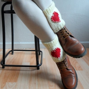 Stricken Sie Boot Cuffs Boot Toppers Stulpen Stulpen Boot Socken in Rot Creme Gehäkelte Herzen Liebe Valentinstag Weihnachtsgeschenk Bild 1