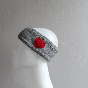 Stirnband mit Herz, stricken Ohrwärmer, Headwarmer stricken, Kopf wickeln in grau und rot Bild 3