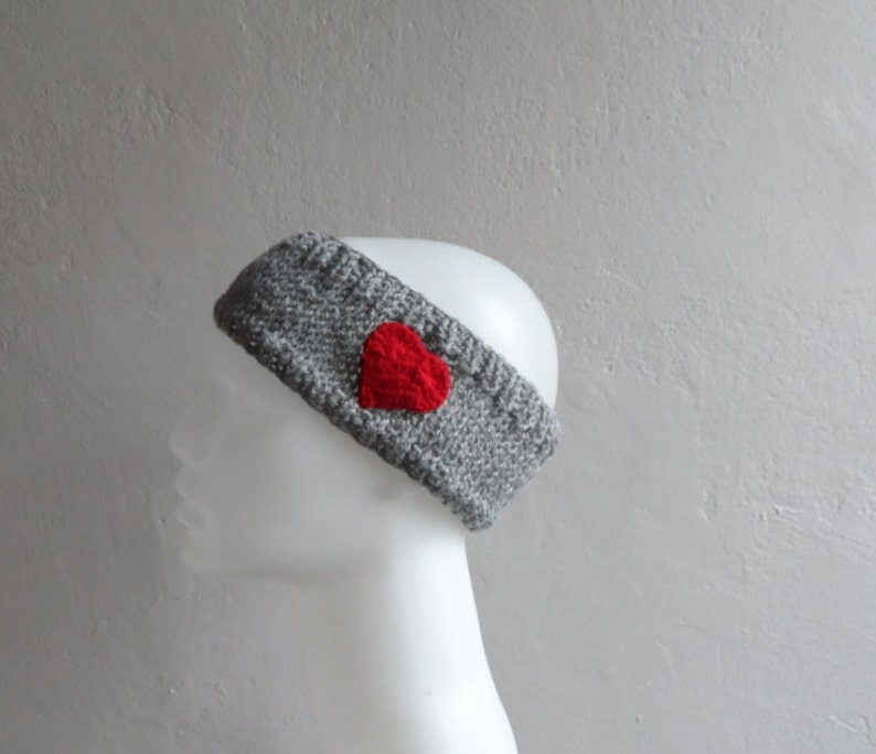 Stirnband mit Herz, stricken Ohrwärmer, Headwarmer stricken, Kopf wickeln in grau und rot Bild 3