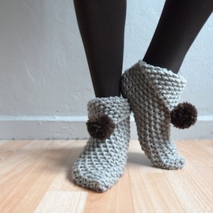 Pantoufles pour femmes, Pantoufles en tricot beige en pierre avec pompons, Chaussures maison, Chaussettes pantoufles, Mode hivernale image 1