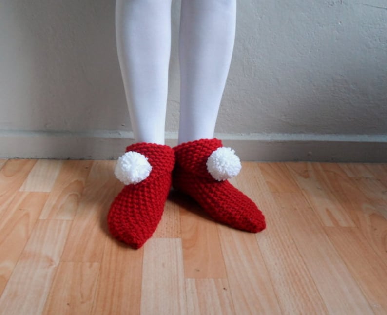 Pantoufles de Noël, Pantoufles rouges, pantoufles pour femmes, pantoufles en tricot avec pompons, chaussures de maison, chaussettes pantoufles, accessoires dhiver, Saint-Valentin image 5