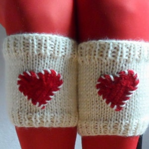 Stricken Sie Boot Cuffs Boot Toppers Stulpen Stulpen Boot Socken in Rot Creme Gehäkelte Herzen Liebe Valentinstag Weihnachtsgeschenk Bild 4