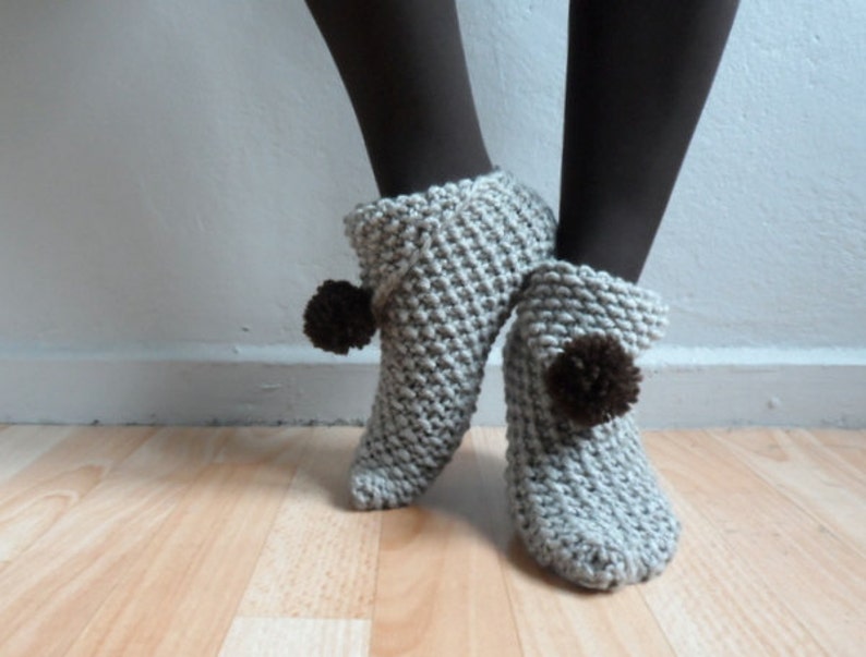 Pantoufles pour femmes, Pantoufles en tricot beige en pierre avec pompons, Chaussures maison, Chaussettes pantoufles, Mode hivernale image 4