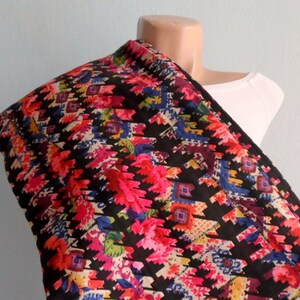 Puede incluir: Un chal negro con un patr&oacute;n geom&eacute;trico y floral colorido. El chal est&aacute; hecho de una tela suave y ligera, perfecto para agregar un toque de color y estilo a cualquier atuendo.