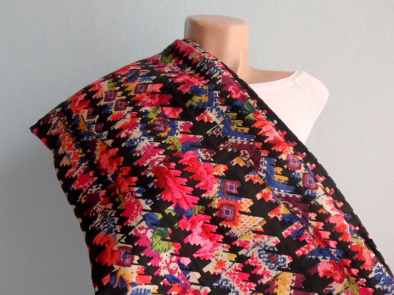 Puede incluir: Un chal negro con un patr&oacute;n geom&eacute;trico y floral colorido. El chal est&aacute; hecho de una tela suave y ligera, perfecto para agregar un toque de color y estilo a cualquier atuendo.
