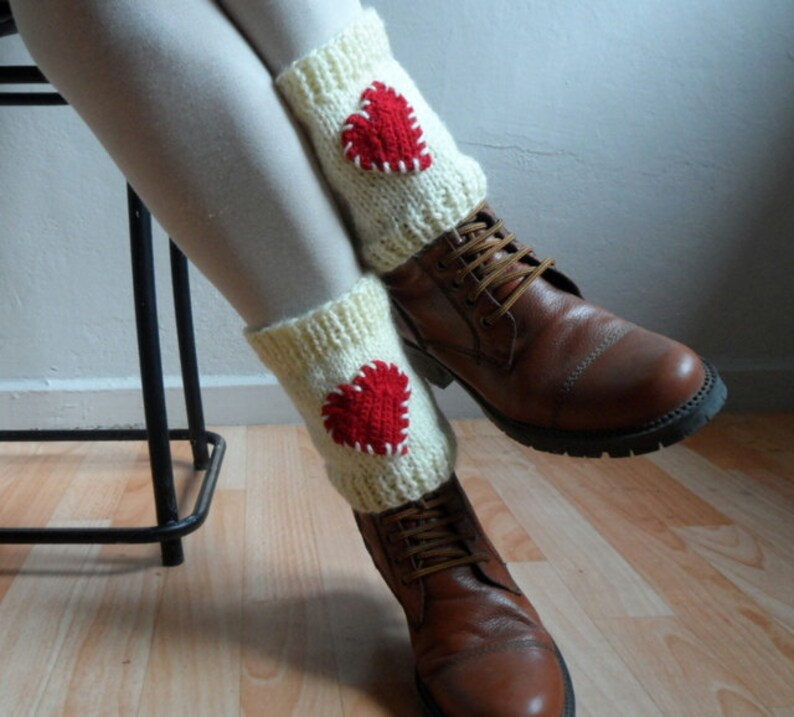 Stricken Sie Boot Cuffs Boot Toppers Stulpen Stulpen Boot Socken in Rot Creme Gehäkelte Herzen Liebe Valentinstag Weihnachtsgeschenk Bild 2