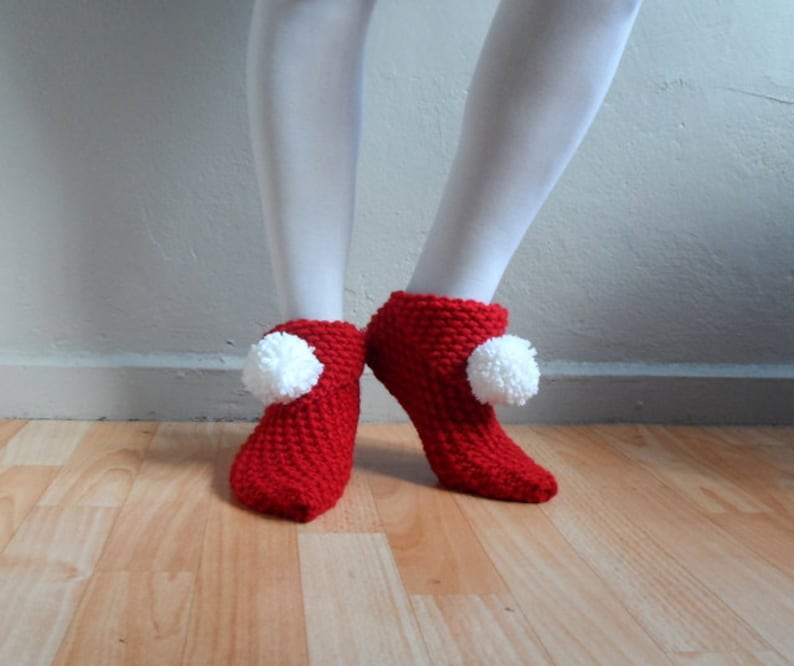 Pantoufles de Noël, Pantoufles rouges, pantoufles pour femmes, pantoufles en tricot avec pompons, chaussures de maison, chaussettes pantoufles, accessoires dhiver, Saint-Valentin image 1