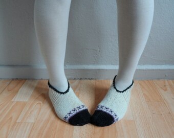 Handgestrickte Wolle Creme Socken Hausschuhe, Wollsocken, Frauen Socken, Schwarz Lila Socken, Wintermode, Winter Accessoires